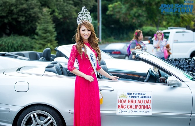 Jennifer Chung diện áo dài,ngồi xe mui trần diễu hành trên phố Mỹ